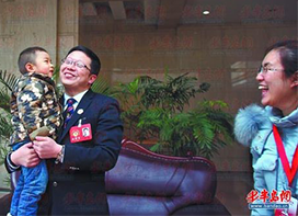 Member Qian Dongreviewed the sick child after attending the meeting. (group discussion of Shandong Provincial People's Political Consultative Conference.)